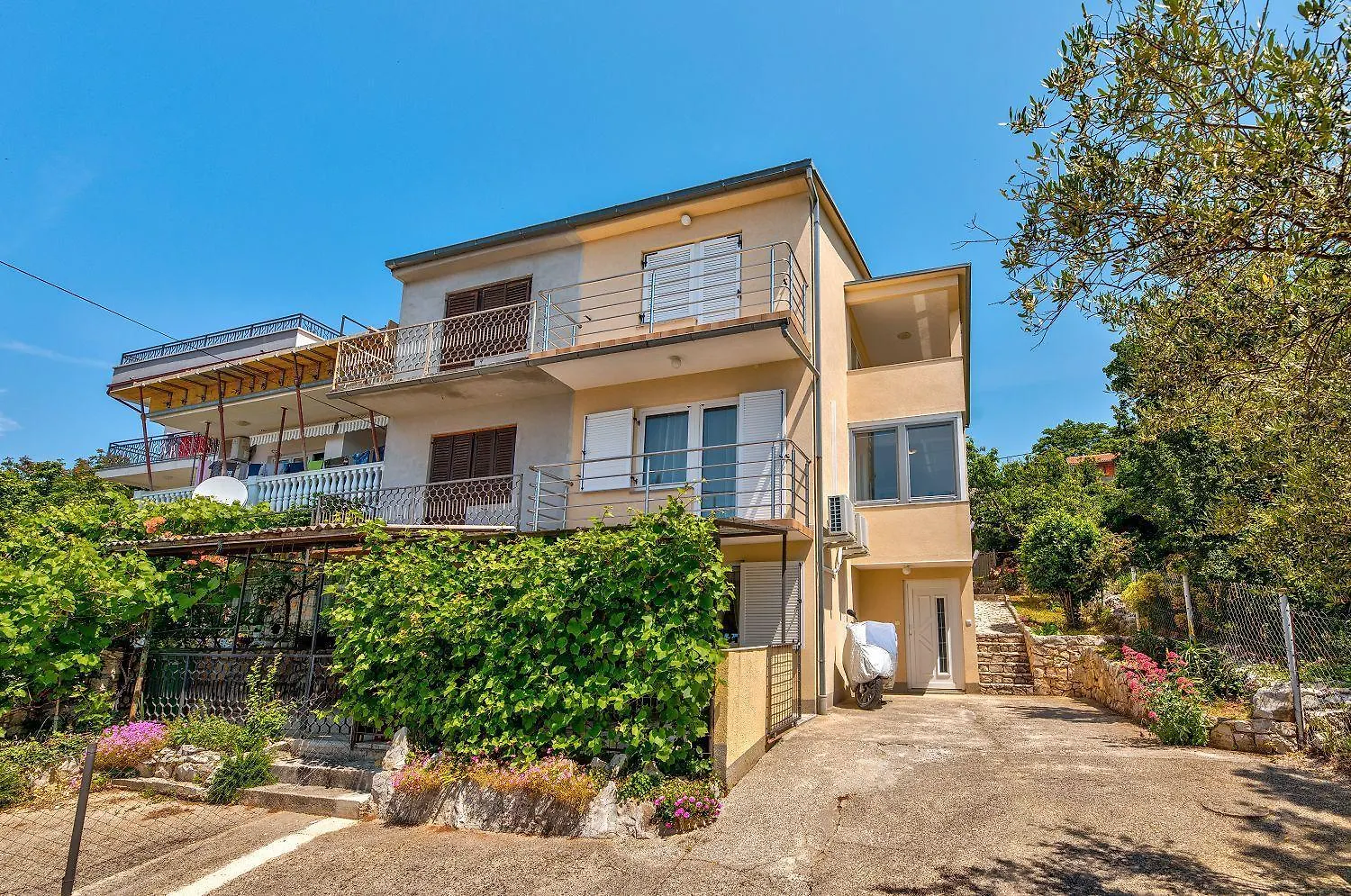 Reizendes Apartment Mit Meerblick, Privater Terrasse, Sonnenschutz, Waschmaschine Crikvenica